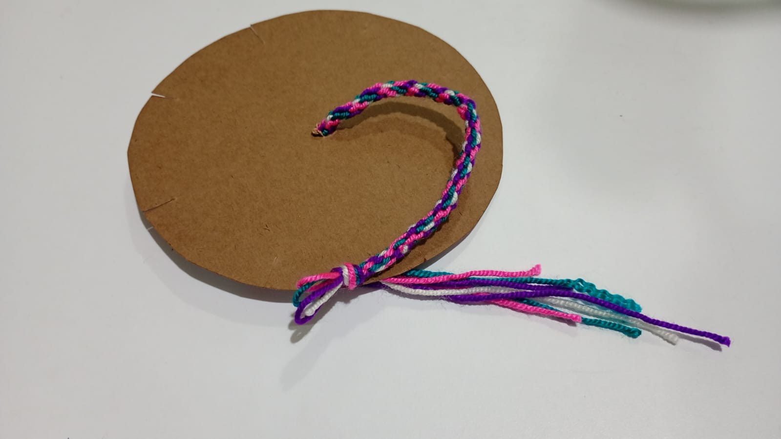 🎨Haz tu Manilla de Macramé Cruzado - Imagen 3